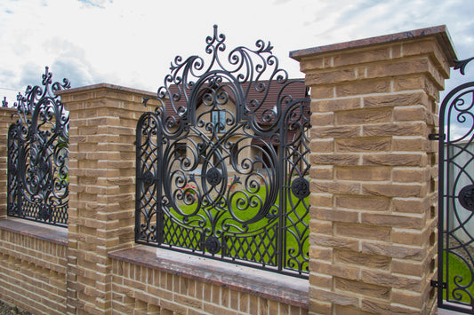 GARDURI DIN PIATRĂ ȘI FIER FORJAT